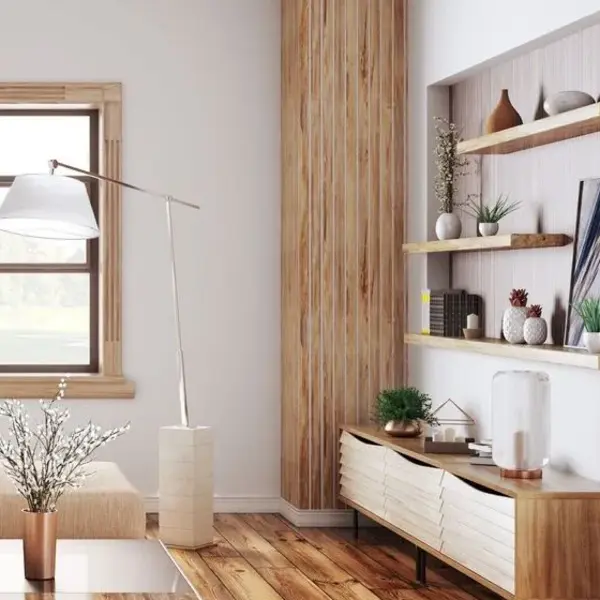 Detail des Innenausbaus: Holzverkleidung und Regal